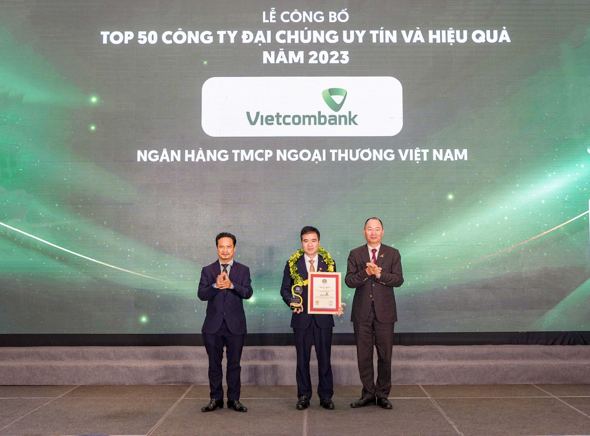 Đại diện Vietcombank (đứng giữa) nhận danh hiệu “Công ty đại chúng uy tín và hiệu quả nhất Việt Nam năm 2023” từ Ban Tổ chức Đại diện Vietcombank (đứng giữa) nhận danh hiệu “Công ty đại chúng uy tín và hiệu quả nhất Việt Nam năm 2023” từ Ban Tổ chức