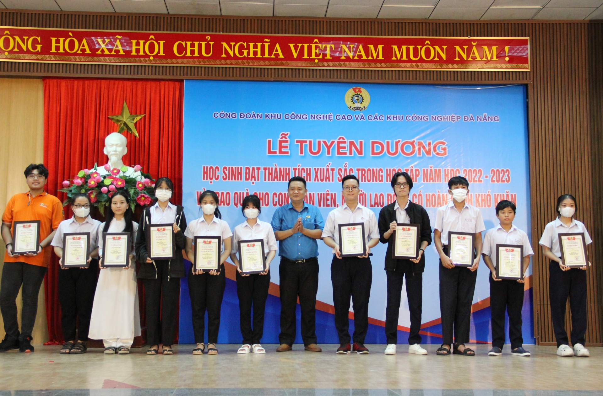 443 suất quà trao tặng con đoàn viên, NLĐ có hoàn cảnh khó khăn, học giỏi