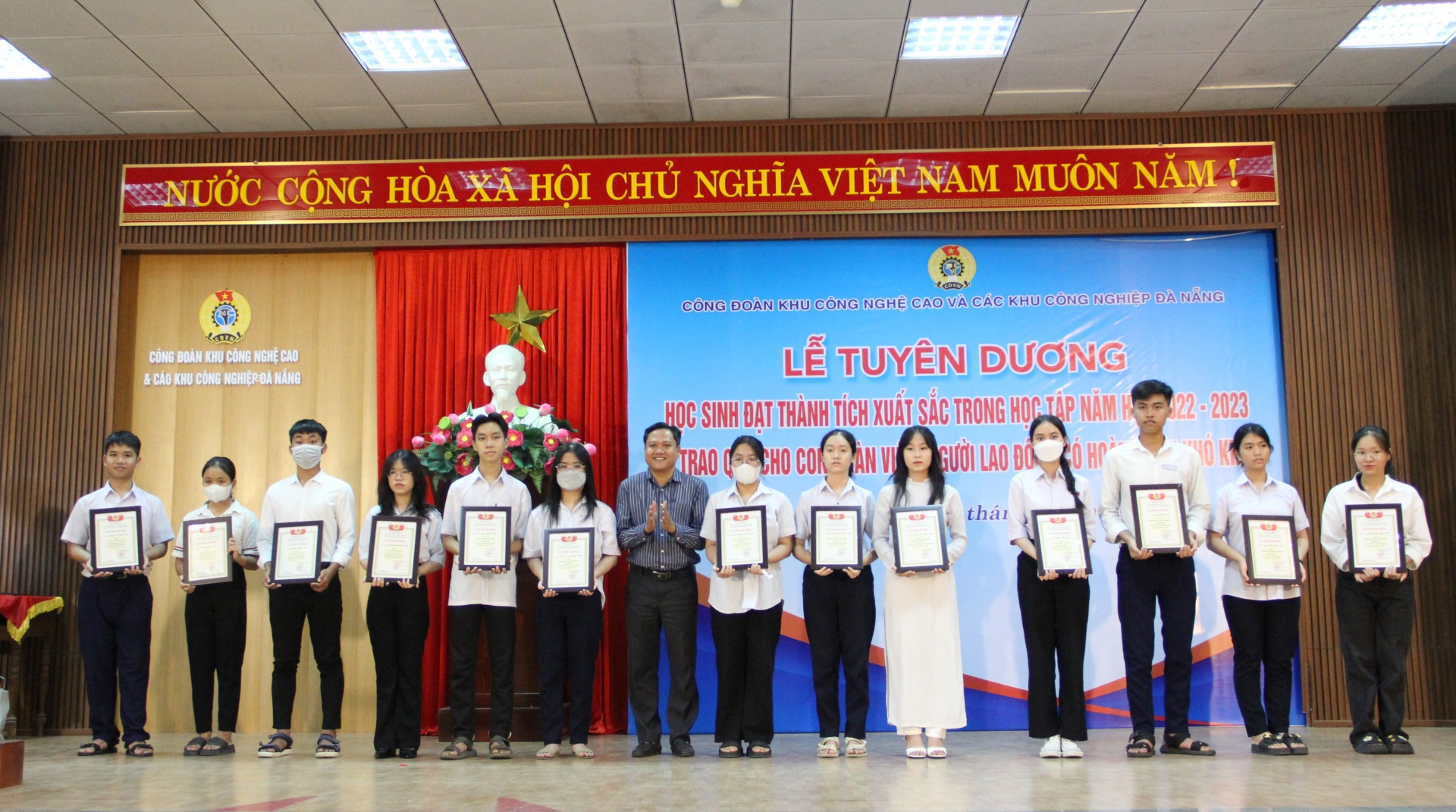 443 suất quà trao tặng con đoàn viên, NLĐ có hoàn cảnh khó khăn, học giỏi