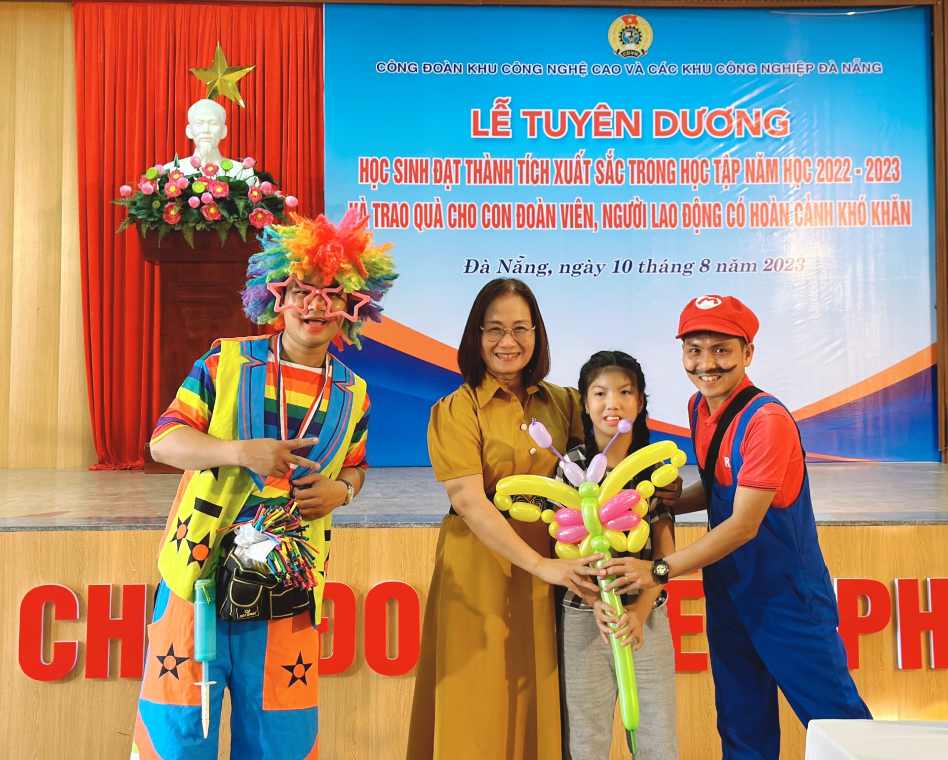 443 suất quà trao tặng con đoàn viên, NLĐ có hoàn cảnh khó khăn, học giỏi