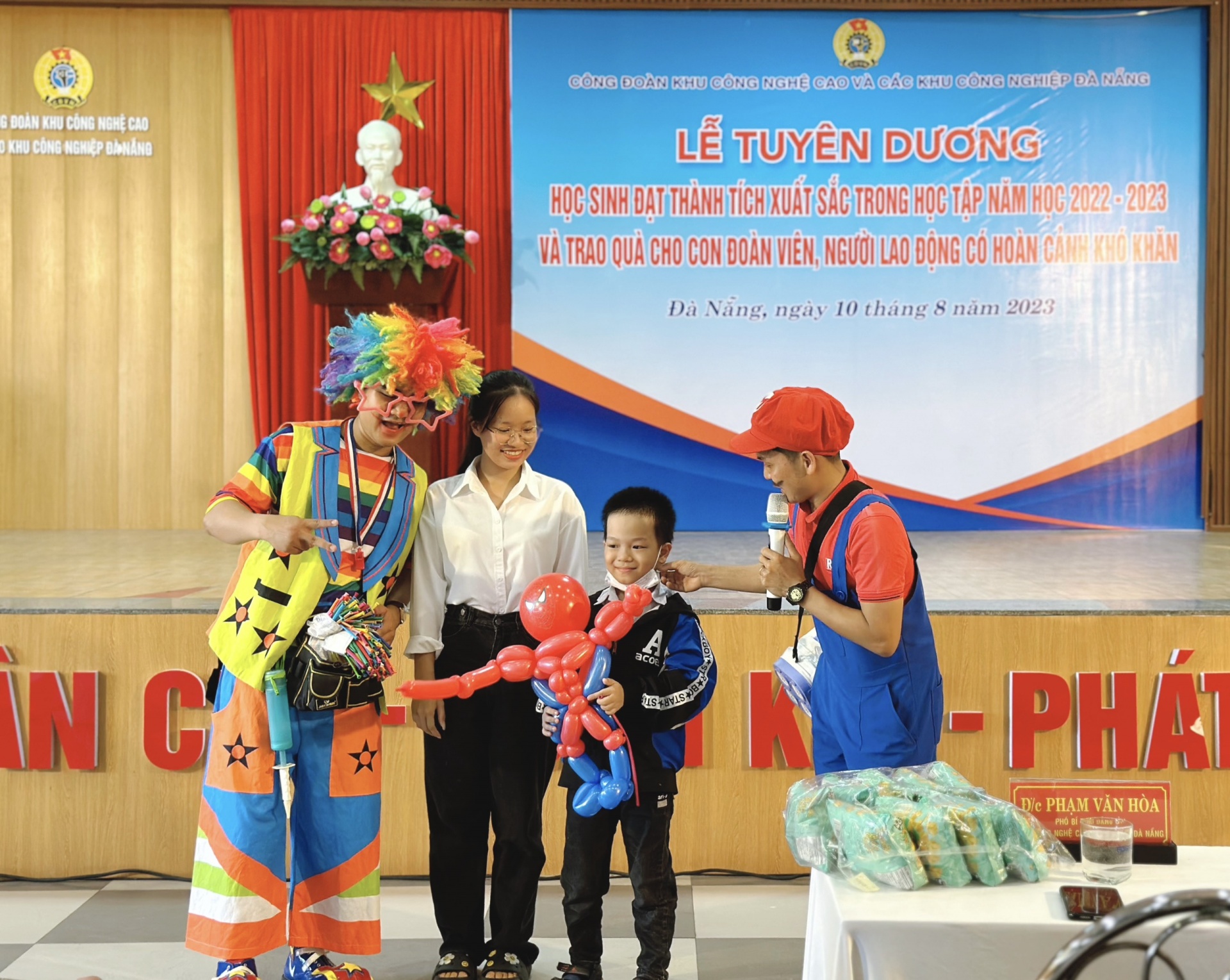 443 suất quà trao tặng con đoàn viên, NLĐ có hoàn cảnh khó khăn, học giỏi