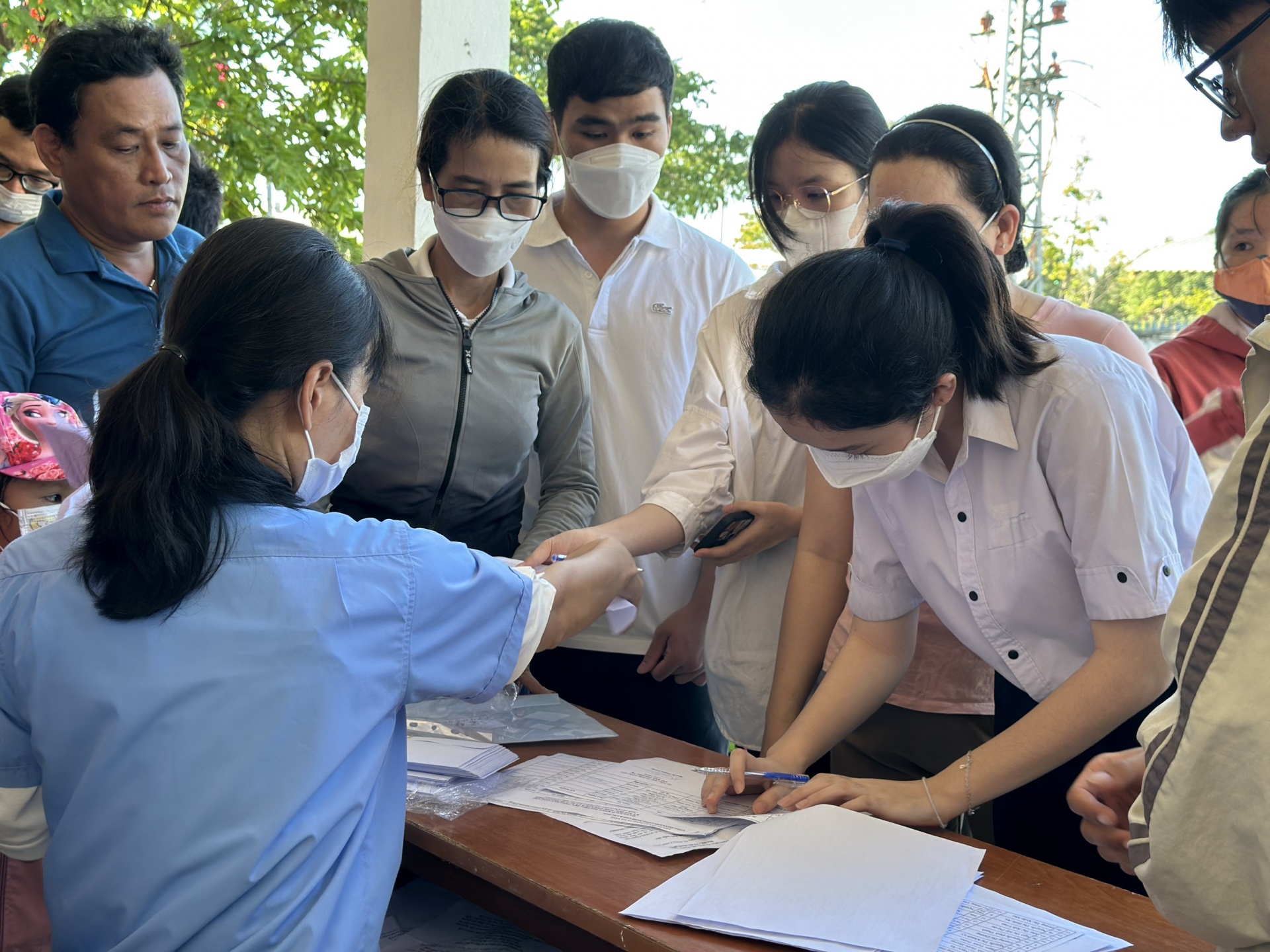443 suất quà trao tặng con đoàn viên, NLĐ có hoàn cảnh khó khăn, học giỏi