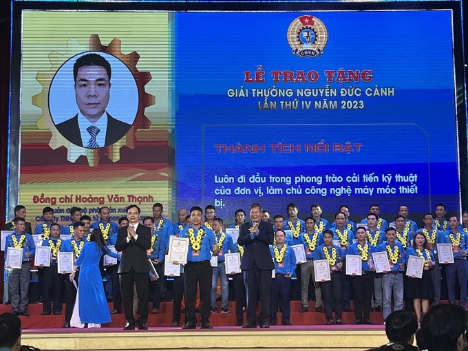 Người quản đốc chăm chút từng sáng kiến