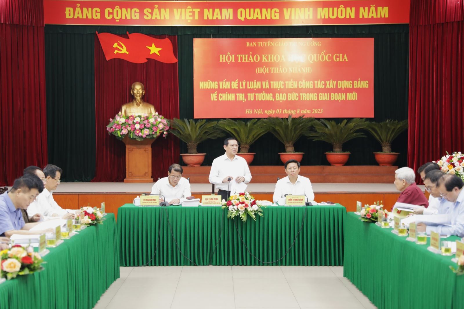 Xây dựng Đảng về chính trị, tư tưởng: Lấy quan điểm của Chủ tịch HCM làm nòng cốt Xây dựng Đảng về chính trị, tư tưởng: Lấy quan điểm của Chủ tịch HCM làm nòng cốt