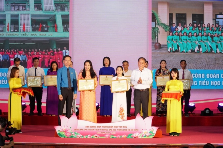 Khen thưởng điển hình tiên tiến trong học tập và làm theo tư tưởng, đạo đức, phong cách Hồ Chí Minh.