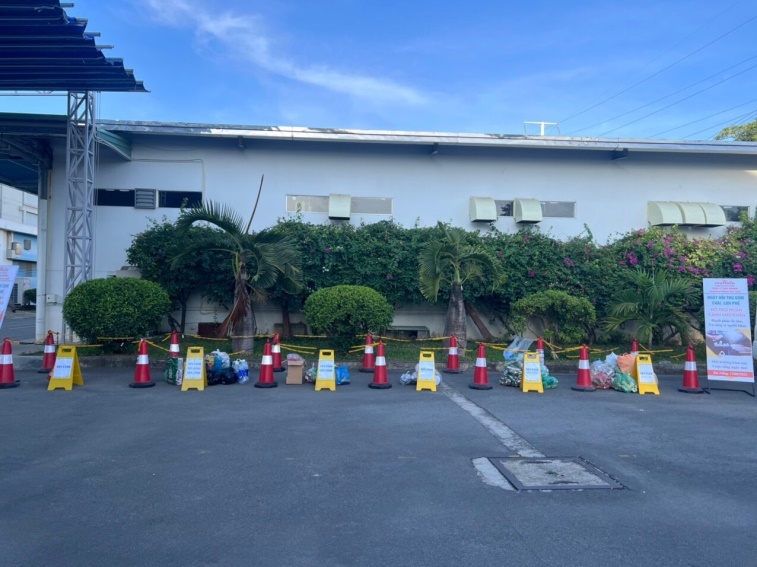 Điểm tập kết phế liệu trước cổng Công ty TNHH Murata Manufacturing Việt Nam.