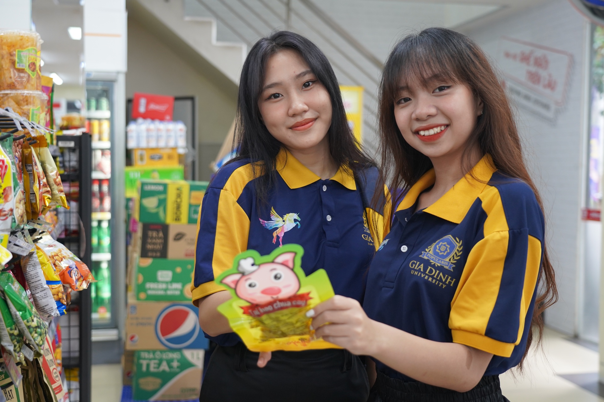 Cửa hàng tiện lợi, ngân hàng trong khuôn viên trường thuận lợi cho sinh viên mua sắm