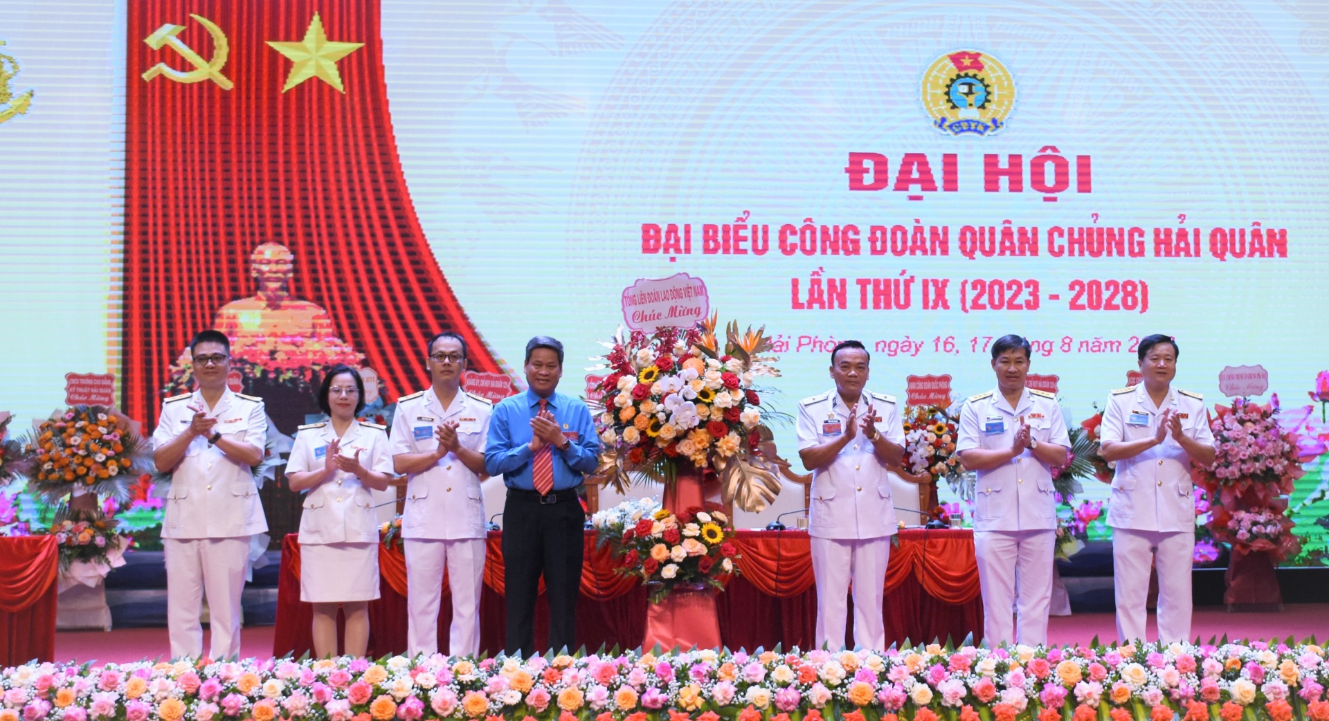 Quyết tâm đổi mới, phát triển toàn diện, không để bị bất ngờ từ hướng biển