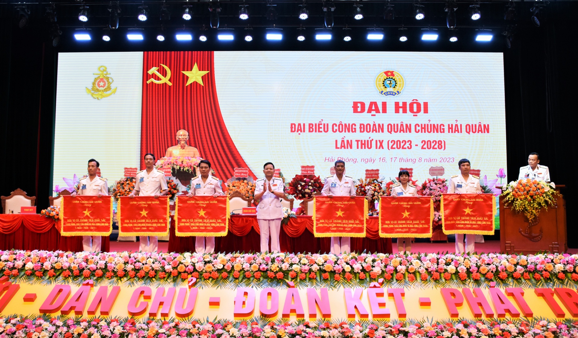 Quyết tâm đổi mới, phát triển toàn diện, không để bị bất ngờ từ hướng biển