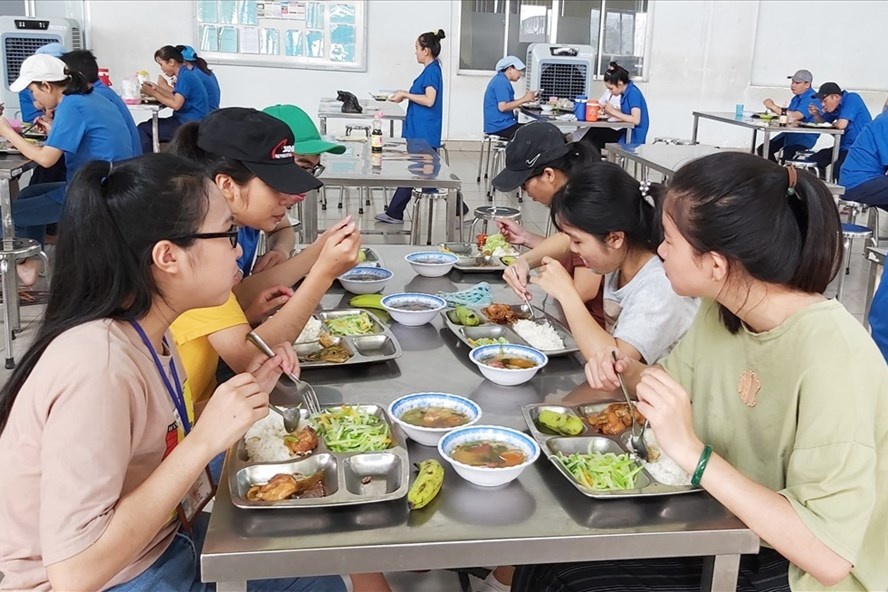 Để công nhân đảm bảo được sức khỏe qua những bữa ăn ca