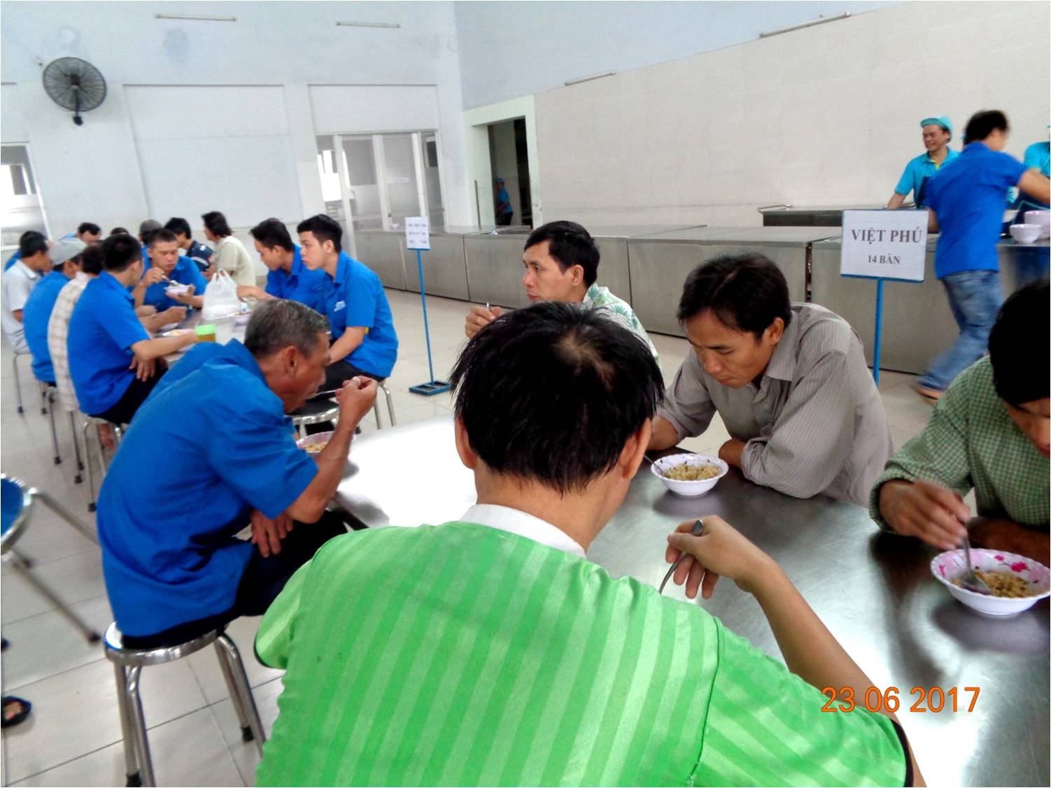 Để công nhân đảm bảo được sức khỏe qua những bữa ăn ca