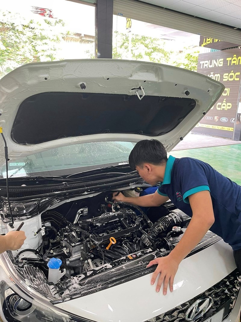 Bảo dưỡng ô tô nên vào hãng hay gara ngoài? Bảo dưỡng ô tô nên vào hãng hay gara ngoài?