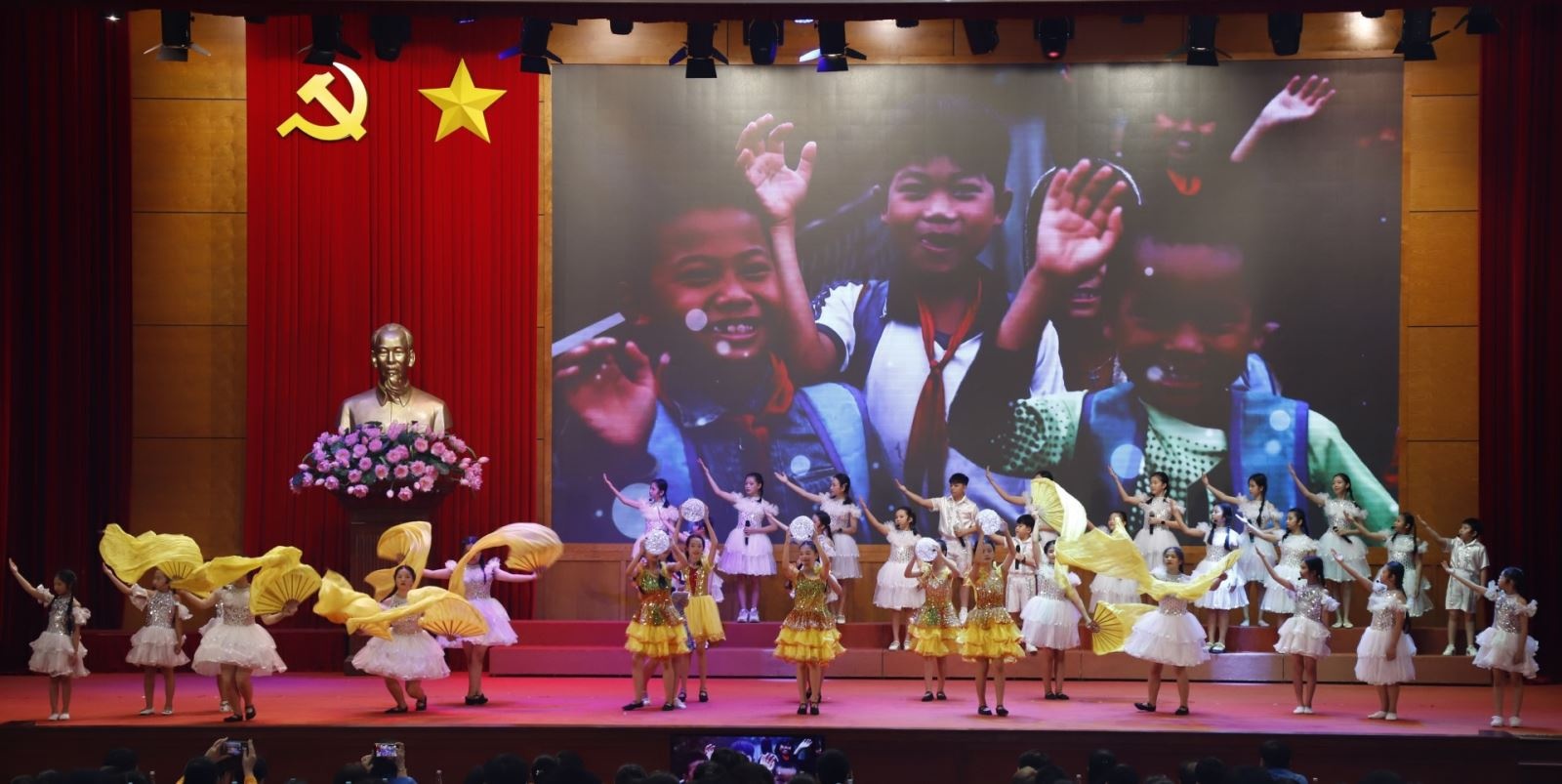 Công đoàn TKV tuyên dương con công nhân lao động đạt thành tích cao năm học 2022–2023