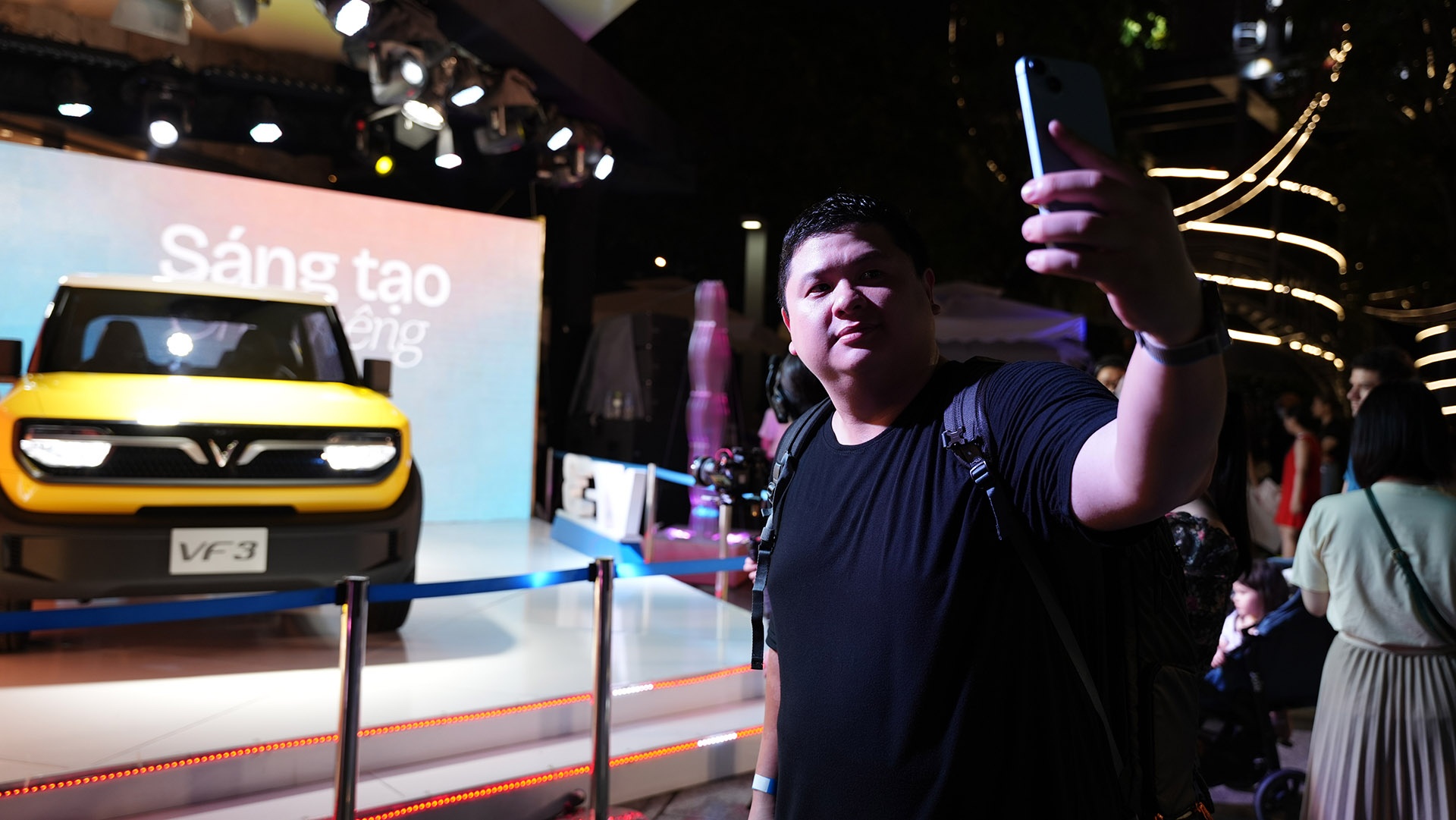 Nhiều khách tham quan hào hứng check-in cùng VF 3. Nhiều khách tham quan hào hứng check-in cùng VF 3.