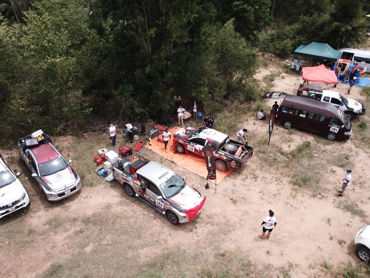 Vì sao xe đua AXCR 2023 bị cảnh sát chặn đường và yêu cầu dừng thi đấu Vì sao xe đua AXCR 2023 bị cảnh sát chặn đường và yêu cầu dừng thi đấu