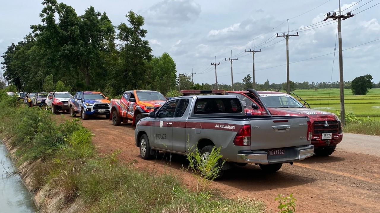 Vì sao xe đua AXCR 2023 bị cảnh sát chặn đường và yêu cầu dừng thi đấu Vì sao xe đua AXCR 2023 bị cảnh sát chặn đường và yêu cầu dừng thi đấu