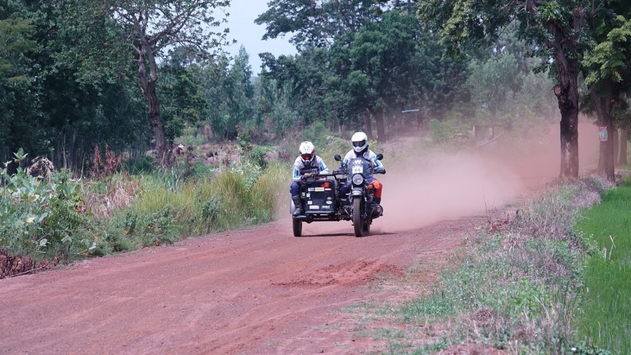 Vì sao xe đua AXCR 2023 bị cảnh sát chặn đường và yêu cầu dừng thi đấu Vì sao xe đua AXCR 2023 bị cảnh sát chặn đường và yêu cầu dừng thi đấu