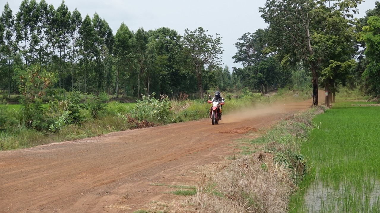 Vì sao xe đua AXCR 2023 bị cảnh sát chặn đường và yêu cầu dừng thi đấu Vì sao xe đua AXCR 2023 bị cảnh sát chặn đường và yêu cầu dừng thi đấu