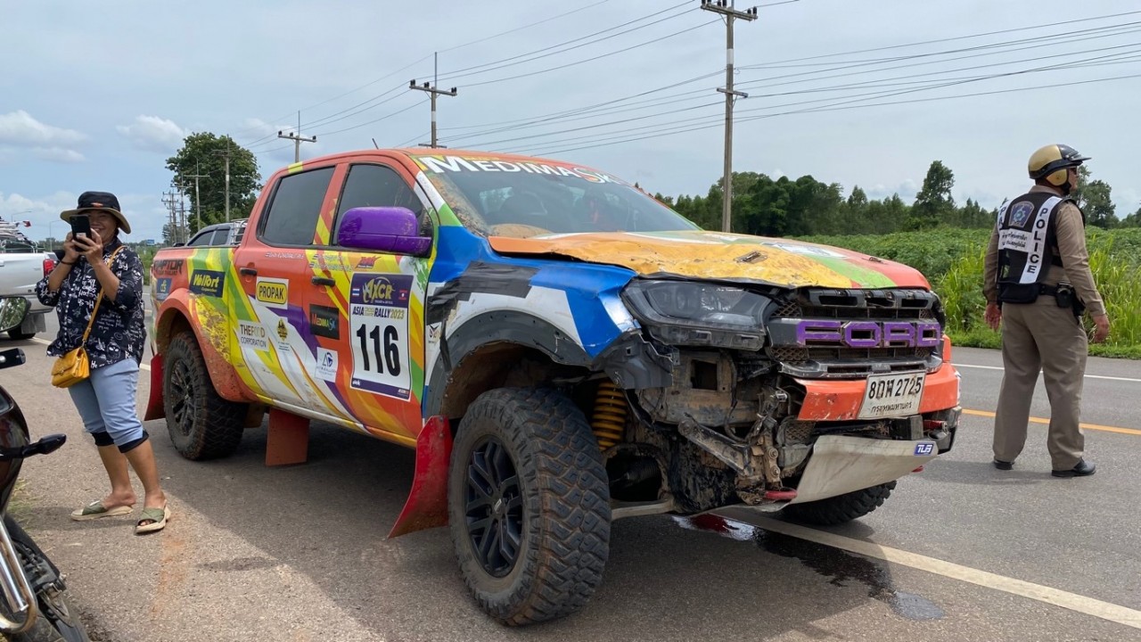 Vì sao xe đua AXCR 2023 bị cảnh sát chặn đường và yêu cầu dừng thi đấu Vì sao xe đua AXCR 2023 bị cảnh sát chặn đường và yêu cầu dừng thi đấu