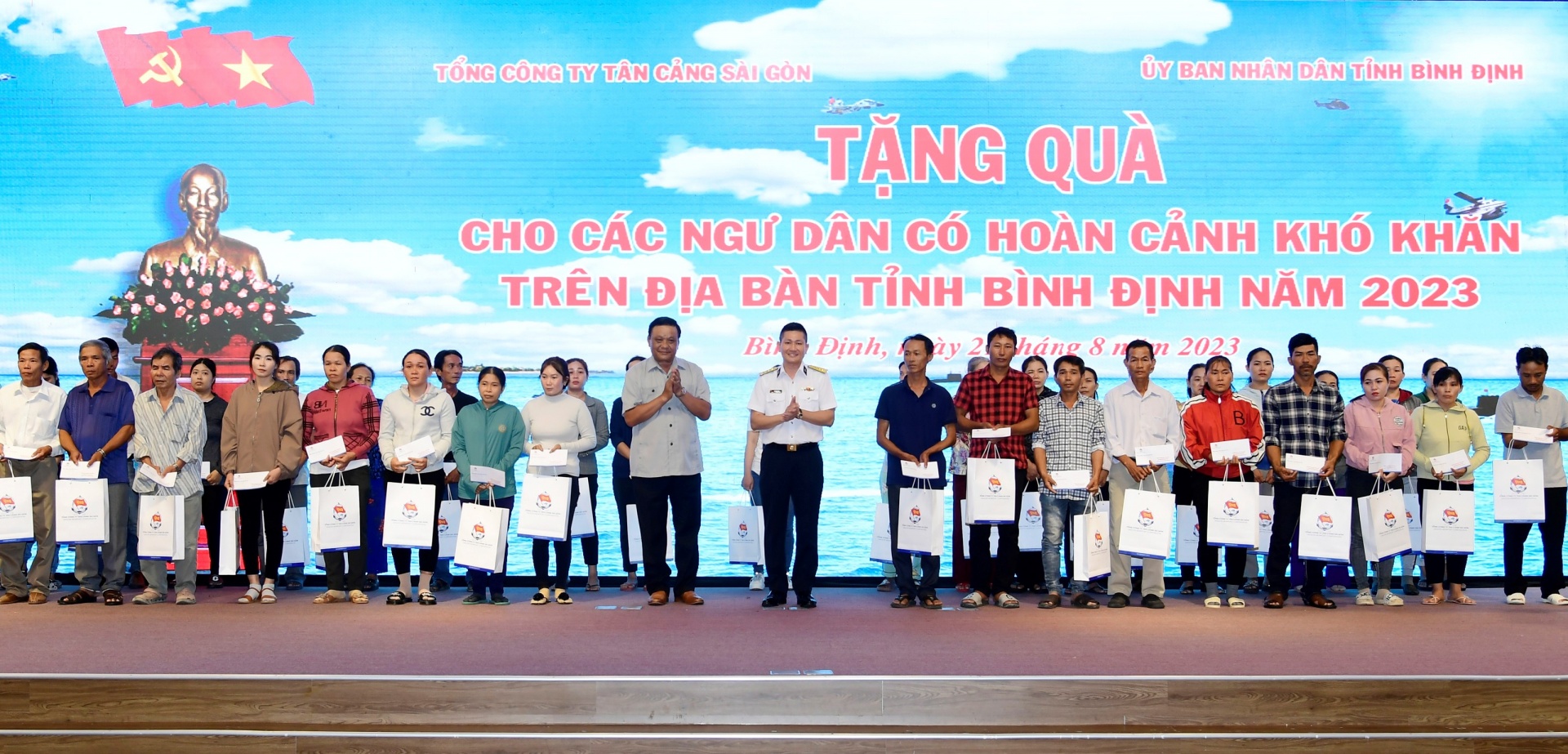 Tổng Công ty Tân Cảng Sài Gòn nhận đỡ đầu con ngư dân tại Bình Định Tổng Công ty Tân Cảng Sài Gòn nhận đỡ đầu con ngư dân tại Bình Định