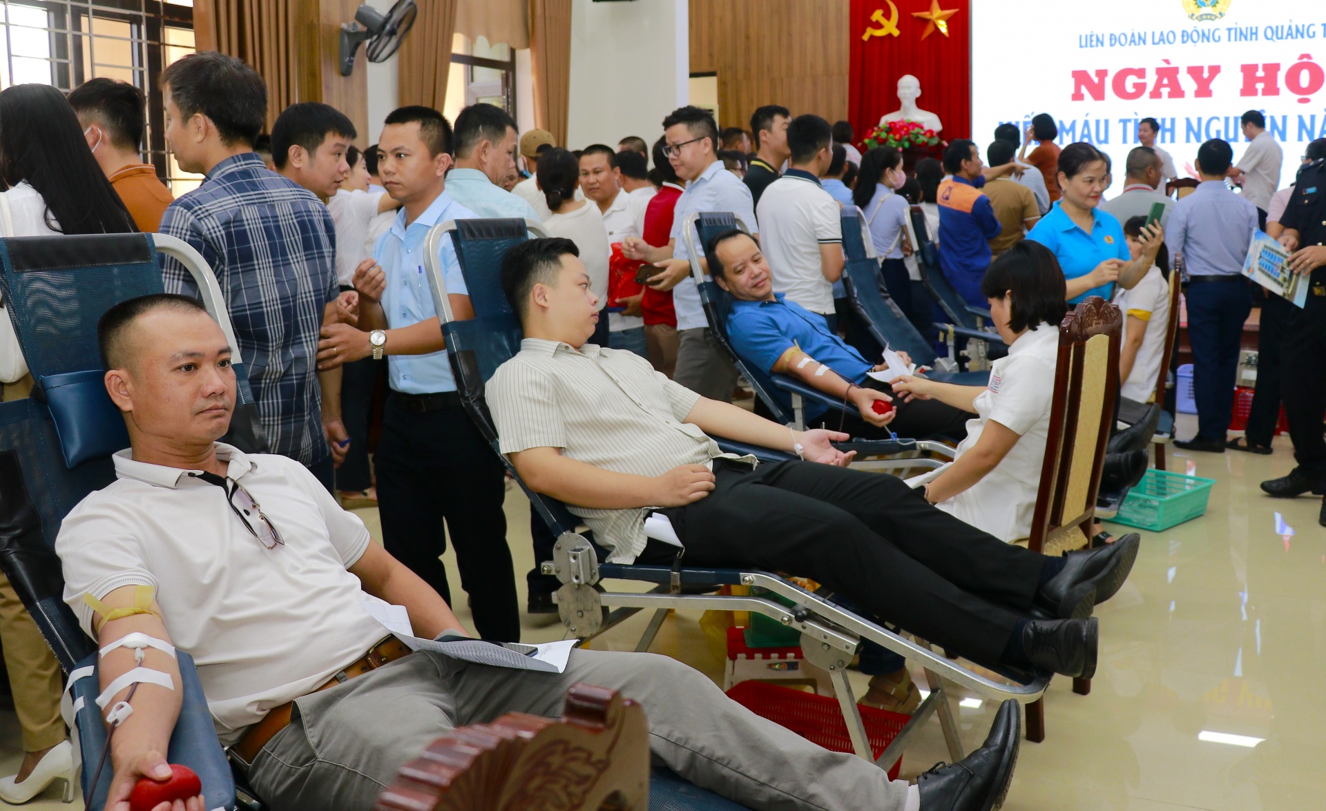 Đông đảo đoàn viên, người lao động tại tỉnh Quảng Trị tham gia hiến máu tình nguyện Đông đảo đoàn viên, người lao động tại tỉnh Quảng Trị tham gia hiến máu tình nguyện