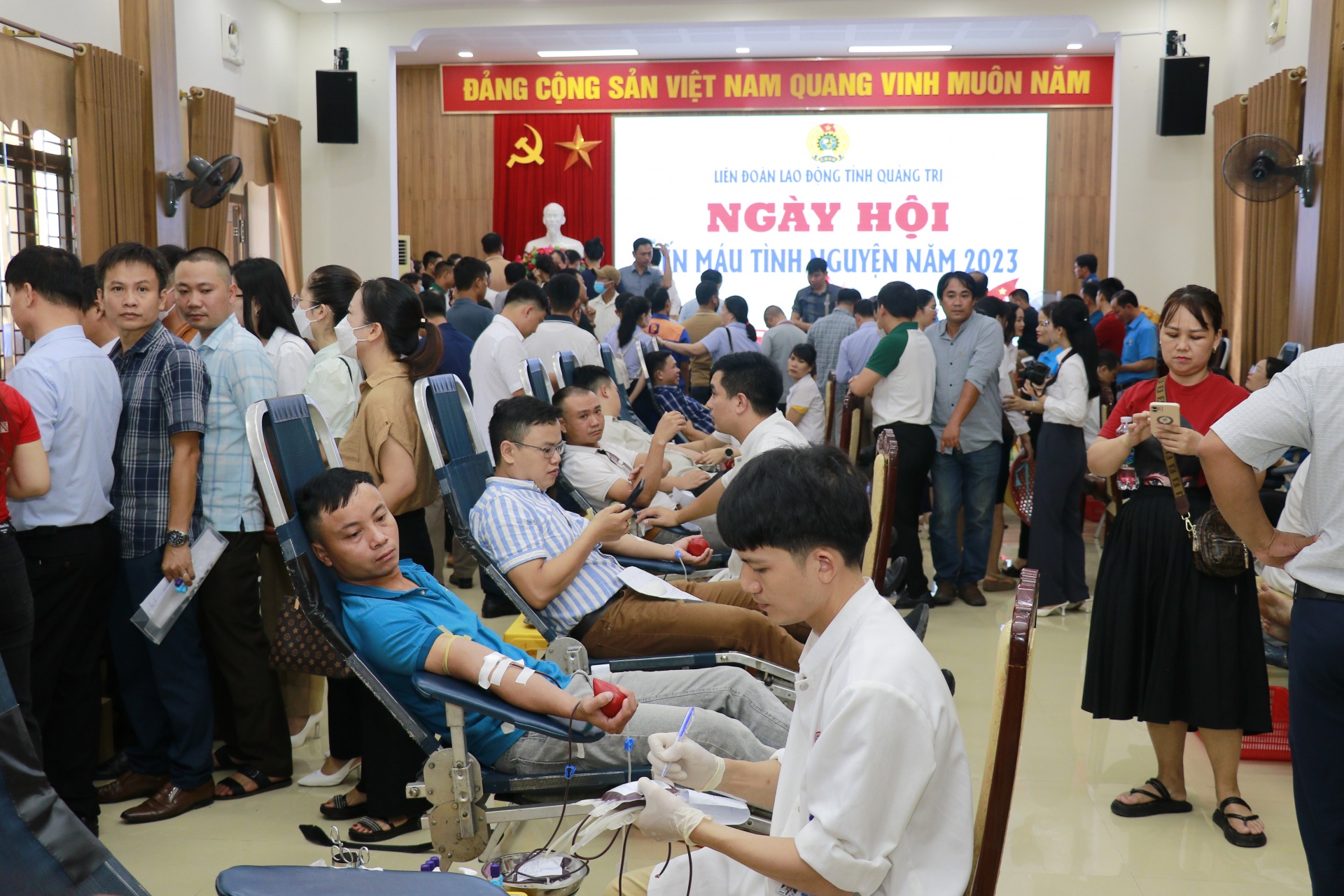 Đông đảo đoàn viên, người lao động tại tỉnh Quảng Trị tham gia hiến máu tình nguyện Đông đảo đoàn viên, người lao động tại tỉnh Quảng Trị tham gia hiến máu tình nguyện