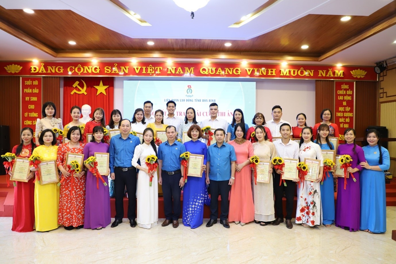 Tổng kết Cuộc thi ảnh “Nét đẹp công đoàn và người lao động tỉnh Hòa Bình” năm 2023 Tổng kết Cuộc thi ảnh “Nét đẹp công đoàn và người lao động tỉnh Hòa Bình” năm 2023