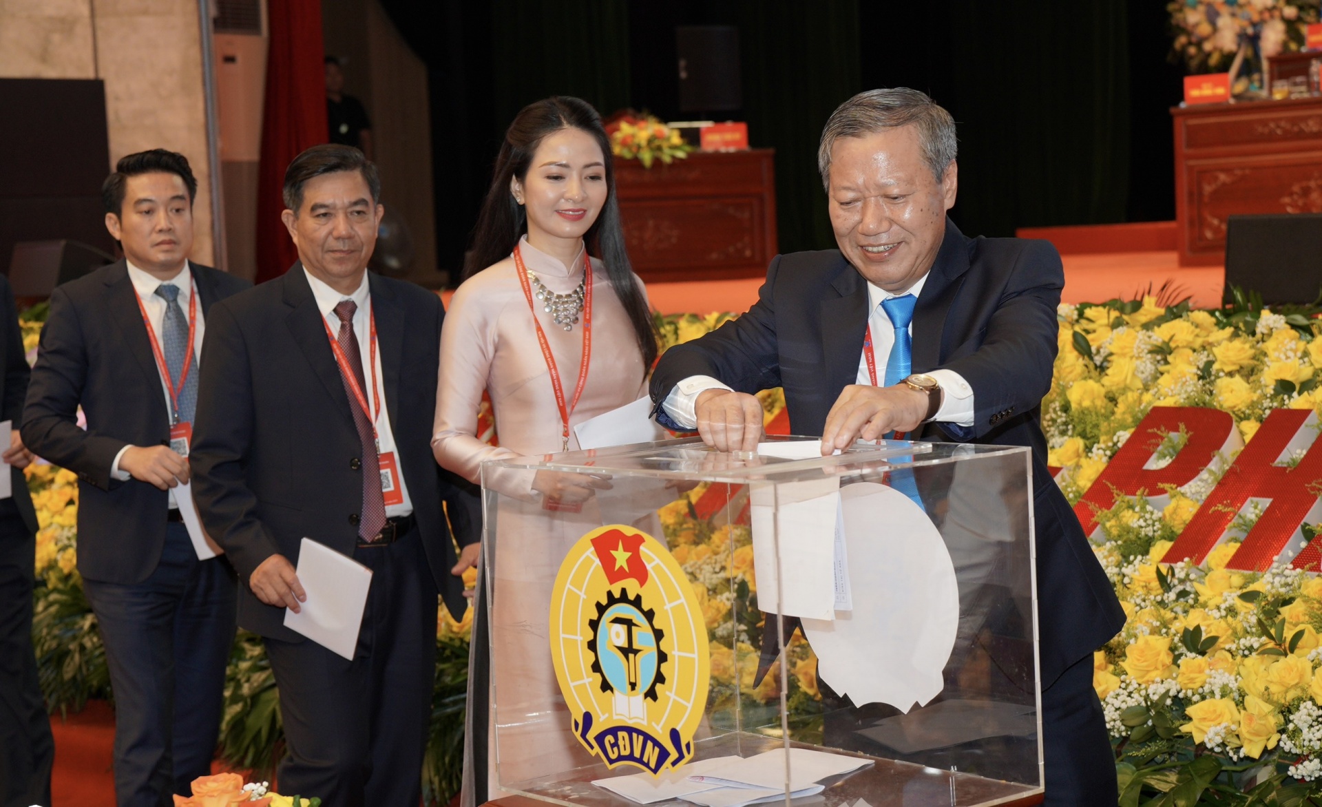 Xây dựng đội ngũ cán bộ có phẩm chất và trình độ cao, đáp ứng hội nhập và chuyển đổi số Xây dựng đội ngũ cán bộ có phẩm chất và trình độ cao, đáp ứng hội nhập và chuyển đổi số