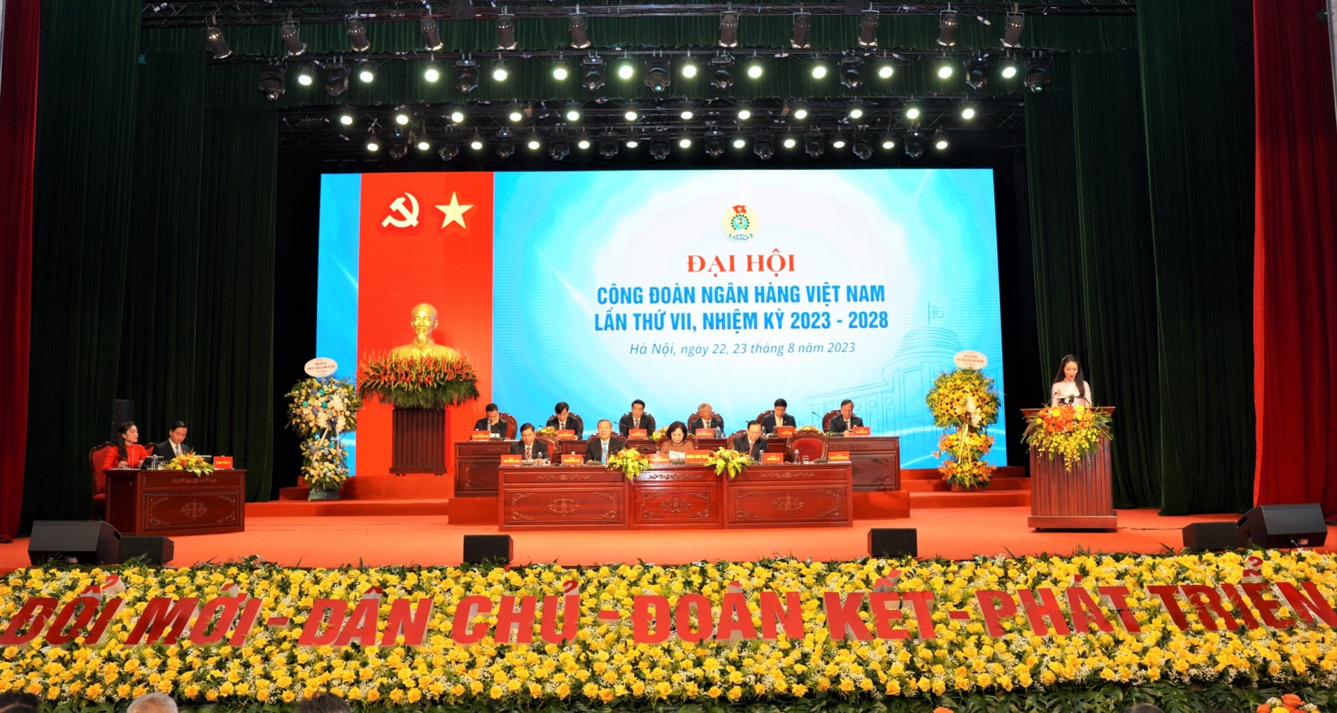 Xây dựng đội ngũ cán bộ có phẩm chất và trình độ cao, đáp ứng hội nhập và chuyển đổi số Xây dựng đội ngũ cán bộ có phẩm chất và trình độ cao, đáp ứng hội nhập và chuyển đổi số