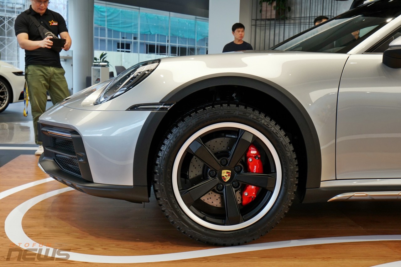 Cận cảnh 'hàng hiếm' Porsche 911 Dakar 2023 tại Việt Nam