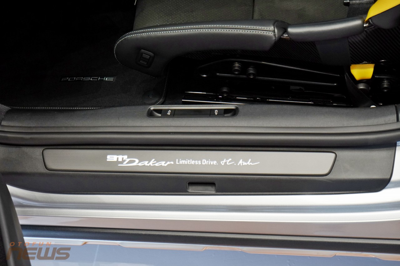 Cận cảnh 'hàng hiếm' Porsche 911 Dakar 2023 tại Việt Nam Dòng chữ "Limitless Drive - H.Anh - mang đậm tính cá nhân hóa.