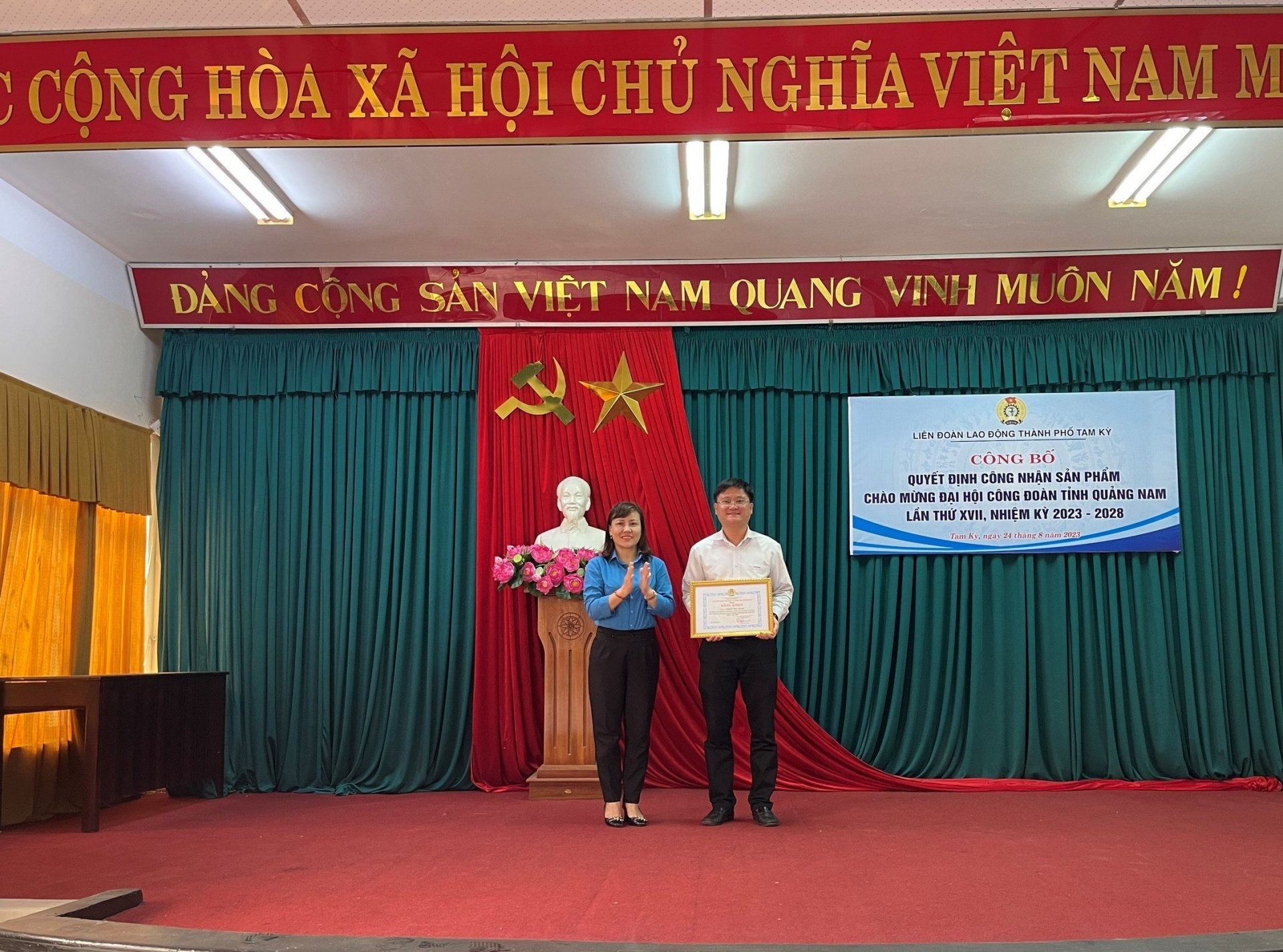 Đồng chí Nguyễn Thị Ngọc Ánh, Phó Chủ tịch LĐLĐ tỉnh Quảng Nam trao quyết định công nhận sản phẩm cho đồng chí Nguyễn Duy Xuyên Phó Trưởng phòng Quản lý khai thác, Phó Chủ tịch Công đoàn công ty TNHH MTV Khai thác thủy lợi Quảng Nam. Ảnh: ĐVCC Đồng chí Nguyễn Thị Ngọc Ánh, Phó Chủ tịch LĐLĐ tỉnh Quảng Nam trao quyết định công nhận sản phẩm cho đồng chí Nguyễn Duy Xuyên Phó Trưởng phòng Quản lý khai thác, Phó Chủ tịch Công đoàn công ty TNHH MTV Khai thác thủy lợi Quảng Nam. Ảnh: ĐVCC