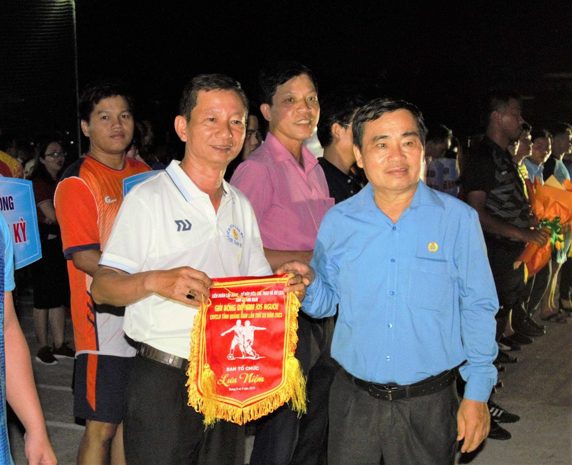 Đồng chí Phan Xuân Quang, Chủ tịch LĐLĐ tỉnh Quảng Nam trao cờ lưu niệm cho các đội tham gia Giải. Ảnh: ĐVCC Đồng chí Phan Xuân Quang, Chủ tịch LĐLĐ tỉnh Quảng Nam trao cờ lưu niệm cho các đội tham gia Giải. Ảnh: ĐVCC