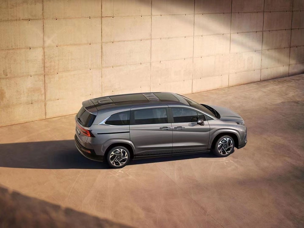 Hyundai Custo là mẫu MPV tầm trung, đối thủ trực tiếp là Toyota Innova.