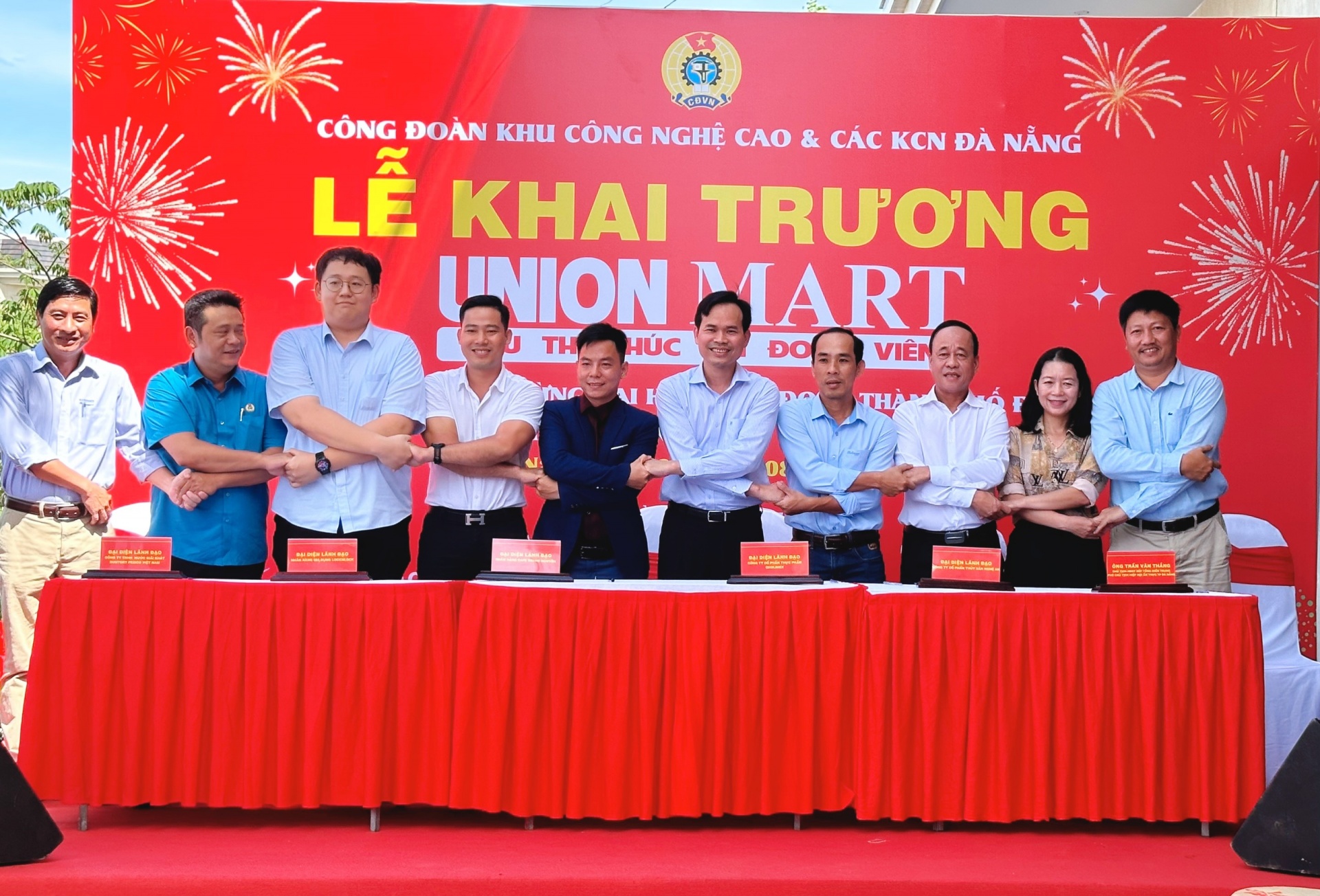 Đại diện lãnh đạo các nhãn hàng hàng lớn ký kết biên bản ghi nhớ. Ảnh: P.N