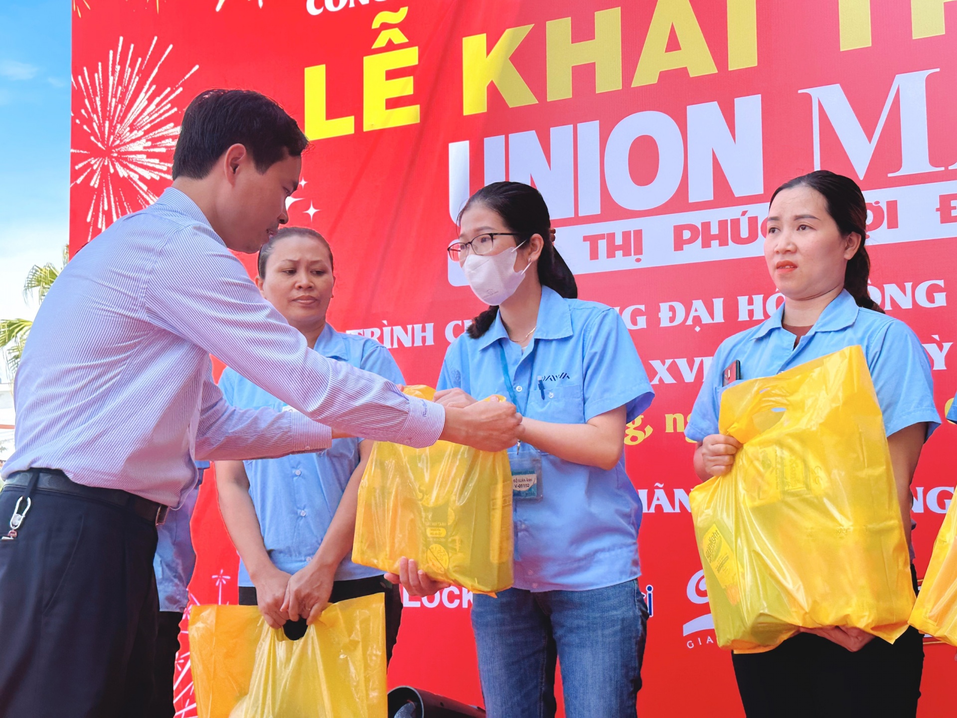 Đồng chí Nguyễn Duy Minh, Chủ tịch LĐLĐ TP. Đà Nẵng trao quà cho công nhân lao động có hoàn cảnh khó khăn. Ảnh: P.N