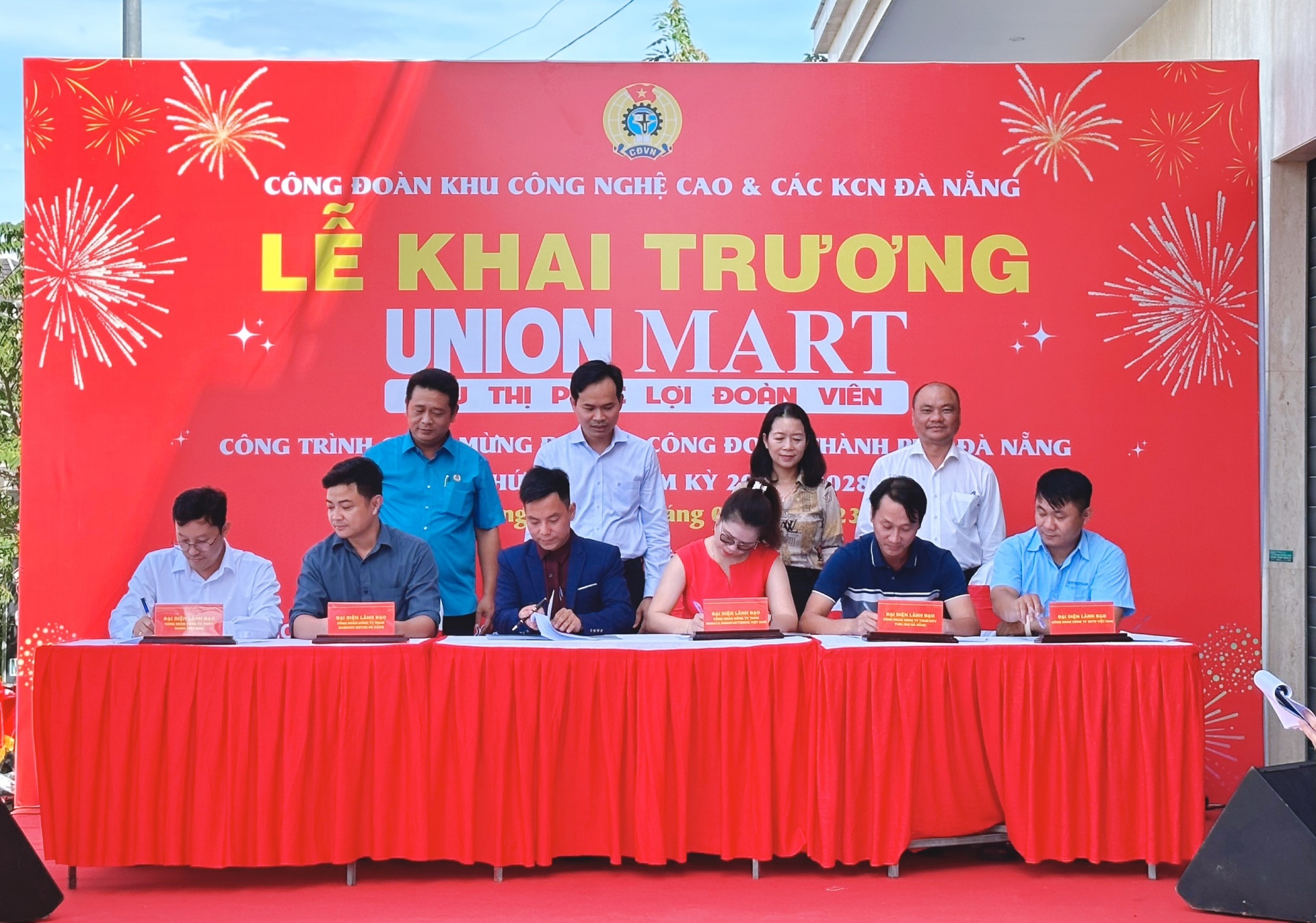 Ký kết chương trình phúc lợi trực tiếp với lãnh đạo một số Công đoàn cơ sở. Ảnh: P.N