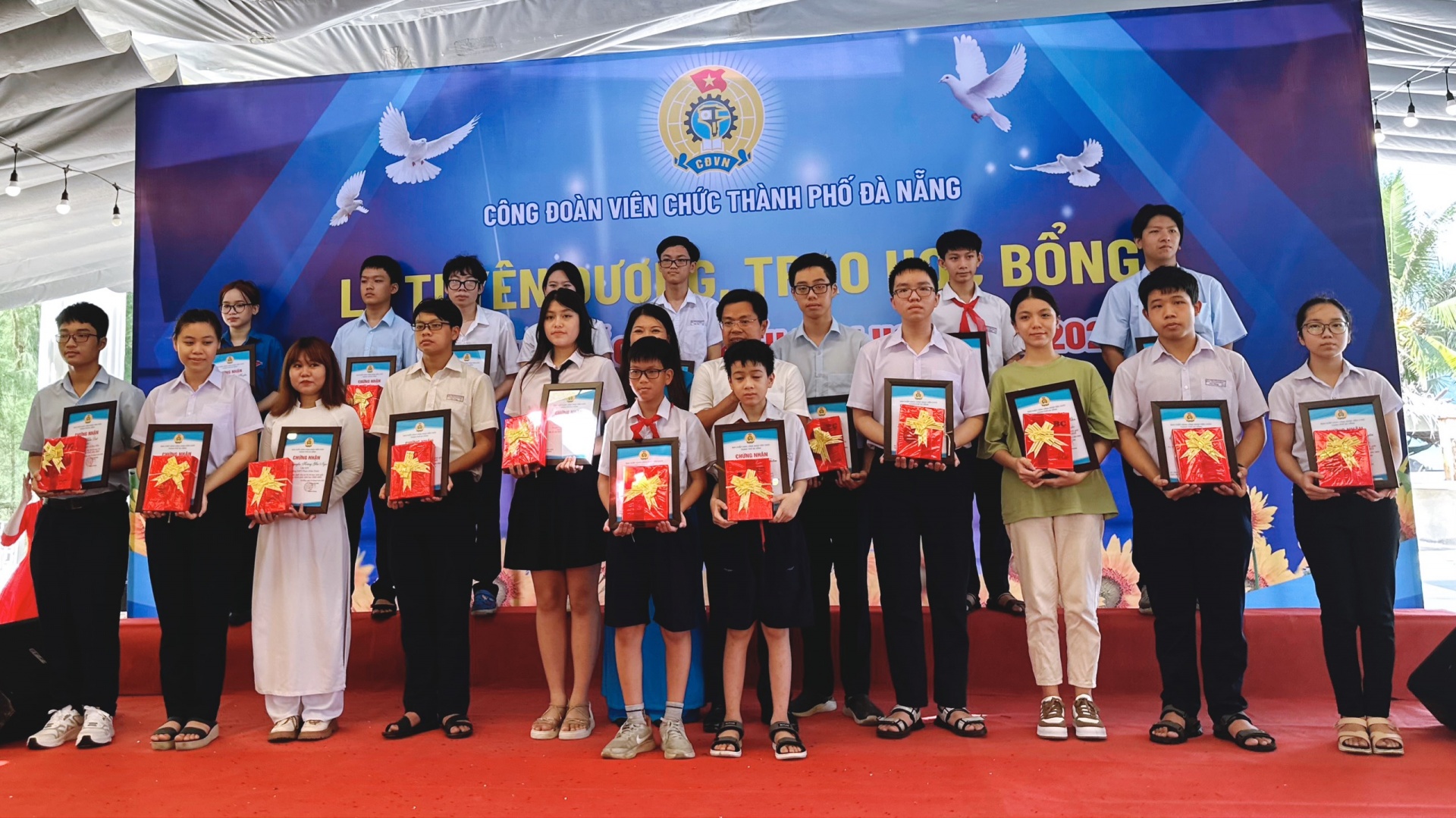 Công đoàn Viên chức thành phố Đà Nẵng trao 127 suất học bổng cho học sinh xuất sắc Công đoàn Viên chức thành phố Đà Nẵng trao 127 suất học bổng cho học sinh xuất sắc