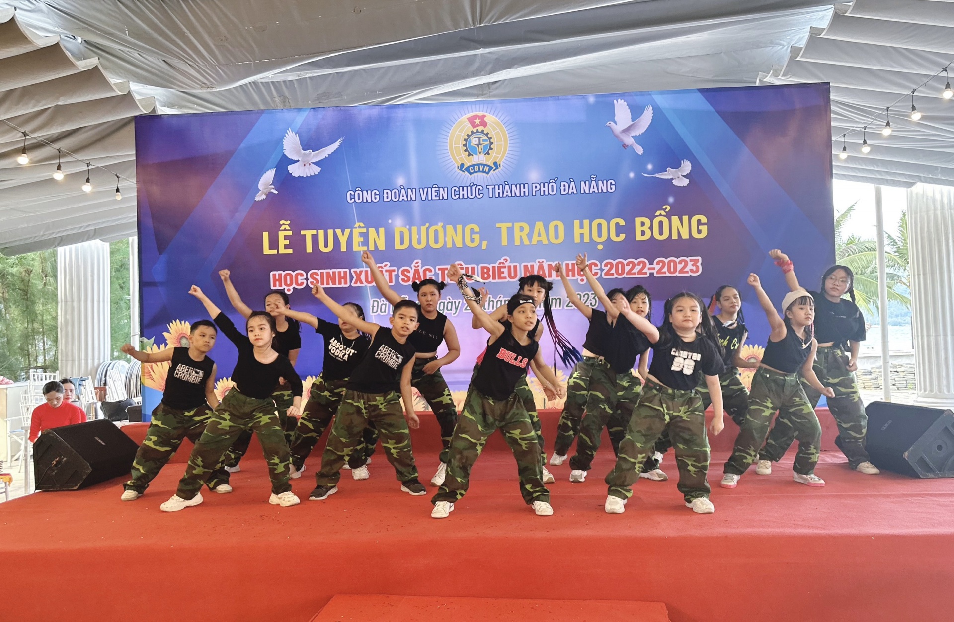 Công đoàn Viên chức thành phố Đà Nẵng trao 127 suất học bổng cho học sinh xuất sắc Công đoàn Viên chức thành phố Đà Nẵng trao 127 suất học bổng cho học sinh xuất sắc