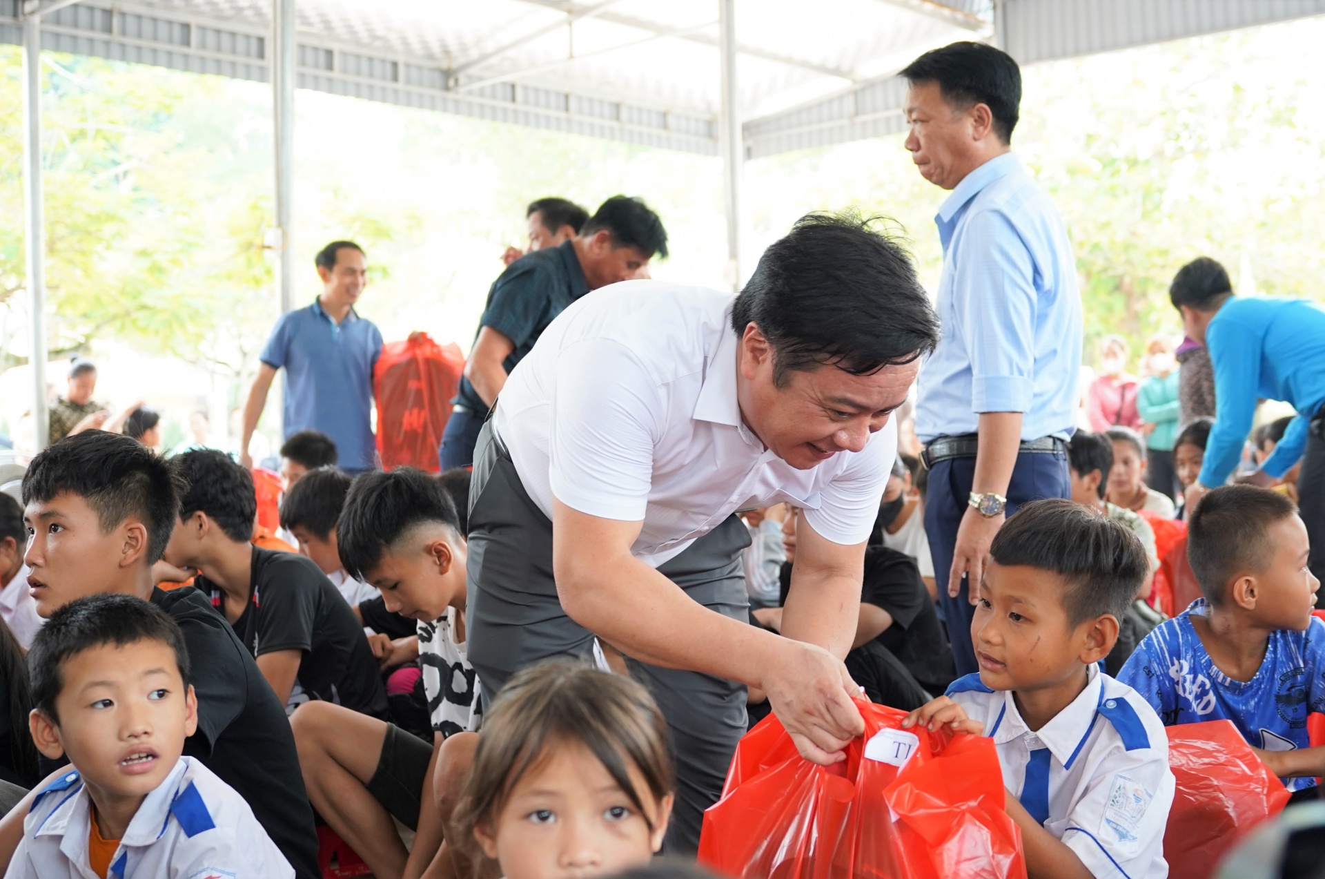 Nghệ An: Chương trình ‘Chiếc cặp yêu thương’ mang niềm vui vào năm học mới