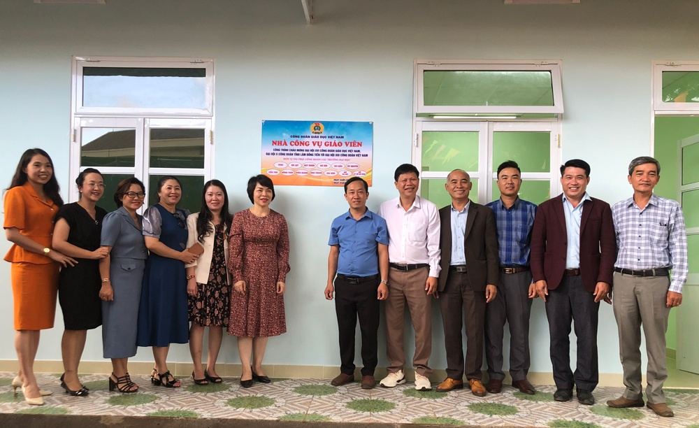 Trao nhà công vụ giáo viên vùng khó khăn ở Lâm Đồng: Sẻ chia cùng đồng nghiệp Trao nhà công vụ giáo viên vùng khó khăn ở Lâm Đồng: Sẻ chia cùng đồng nghiệp