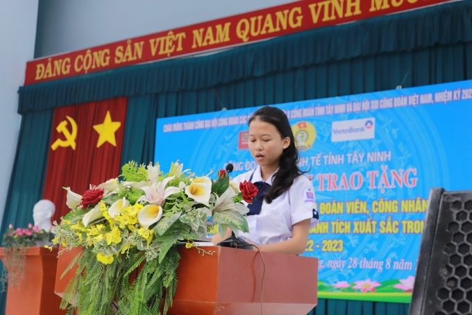 “Cô chú công đoàn đã tiếp thêm nghị lực để chúng cháu vươn lên trong học tập” “Cô chú công đoàn đã tiếp thêm nghị lực để chúng cháu vươn lên trong học tập”