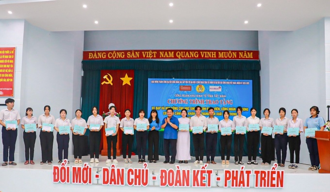“Cô chú công đoàn đã tiếp thêm nghị lực để chúng cháu vươn lên trong học tập” “Cô chú công đoàn đã tiếp thêm nghị lực để chúng cháu vươn lên trong học tập”