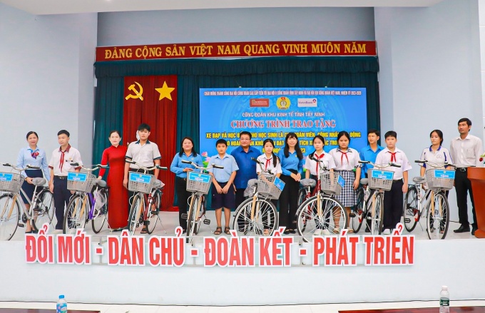 “Cô chú công đoàn đã tiếp thêm nghị lực để chúng cháu vươn lên trong học tập” “Cô chú công đoàn đã tiếp thêm nghị lực để chúng cháu vươn lên trong học tập”