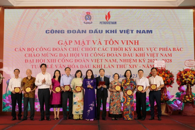Gặp mặt, tôn vinh cán bộ công đoàn chủ chốt qua các thời kỳ khu vực phía Bắc Gặp mặt, tôn vinh cán bộ công đoàn chủ chốt qua các thời kỳ khu vực phía Bắc