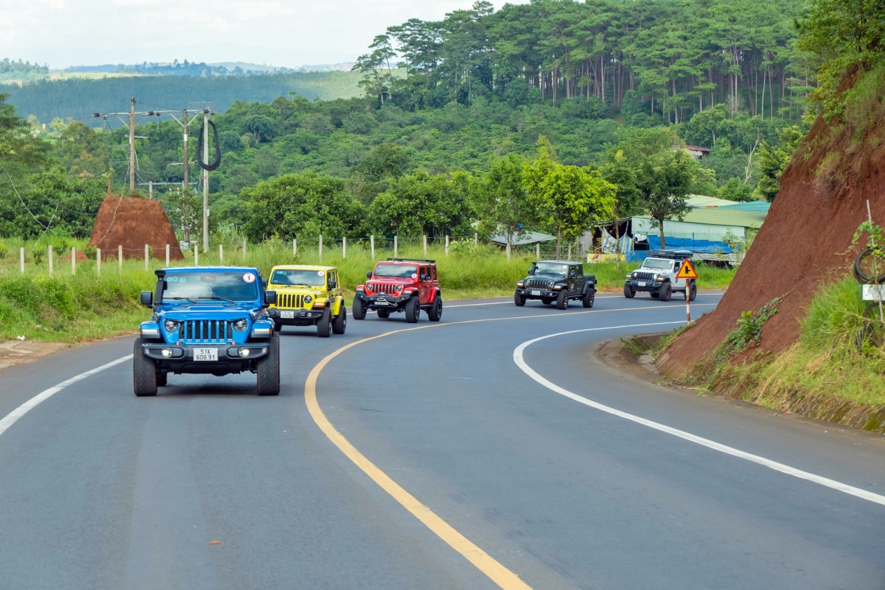 Jeep Caravan lần 3: Lan tỏa yêu thương - Cùng em đến trường Đoàn Jeeper trên Đường vào Bon Pi Nao.