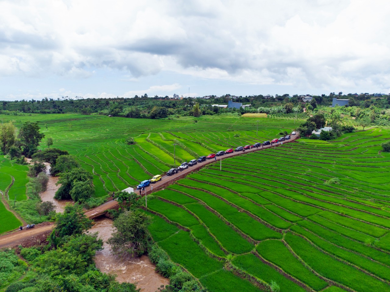 Jeep Caravan lần 3: Lan tỏa yêu thương - Cùng em đến trường Jeep Caravan lần 3: Lan tỏa yêu thương - Cùng em đến trường