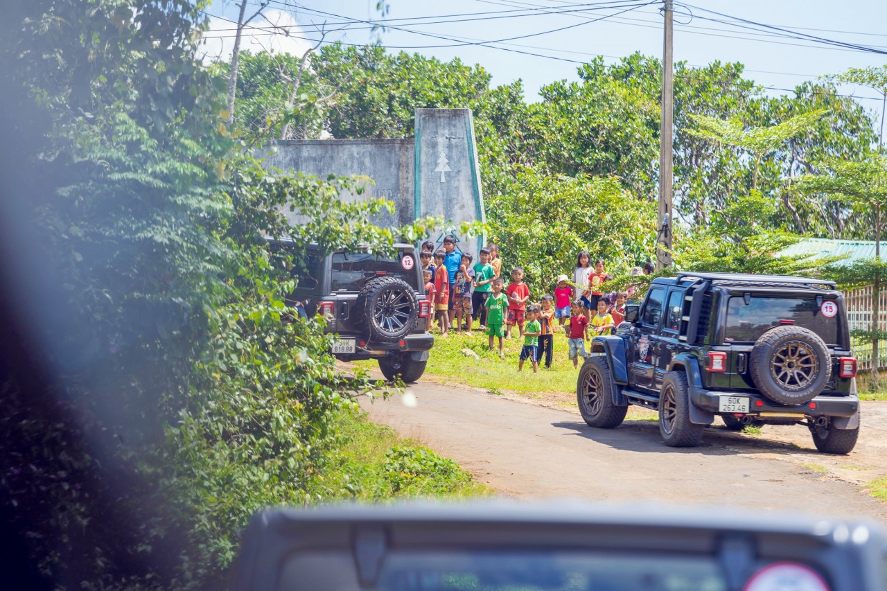Jeep Caravan lần 3: Lan tỏa yêu thương - Cùng em đến trường Các em học sinh xếp hàng chờ đoàn vào.