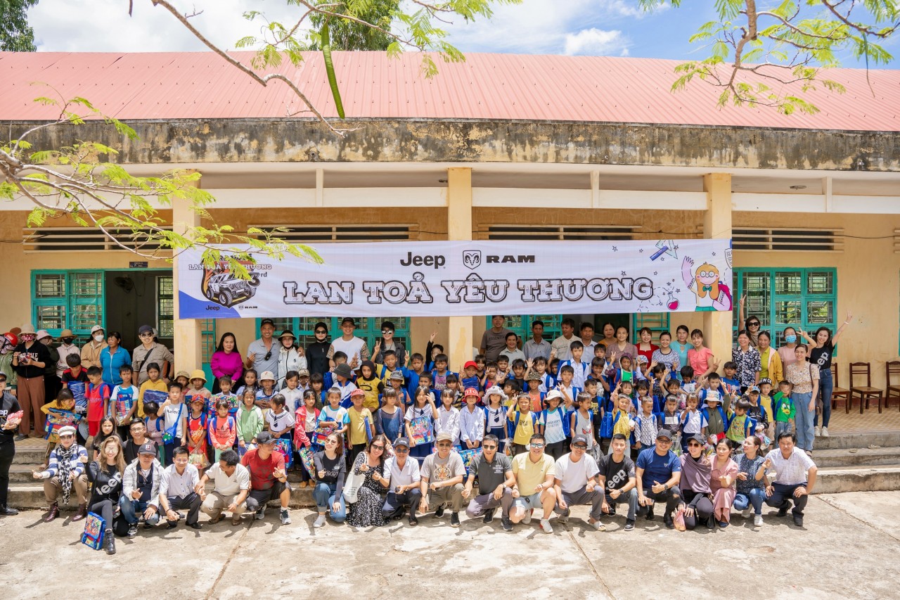 Jeep Caravan lần 3: Lan tỏa yêu thương - Cùng em đến trường Jeep Caravan lần 3: Lan tỏa yêu thương - Cùng em đến trường