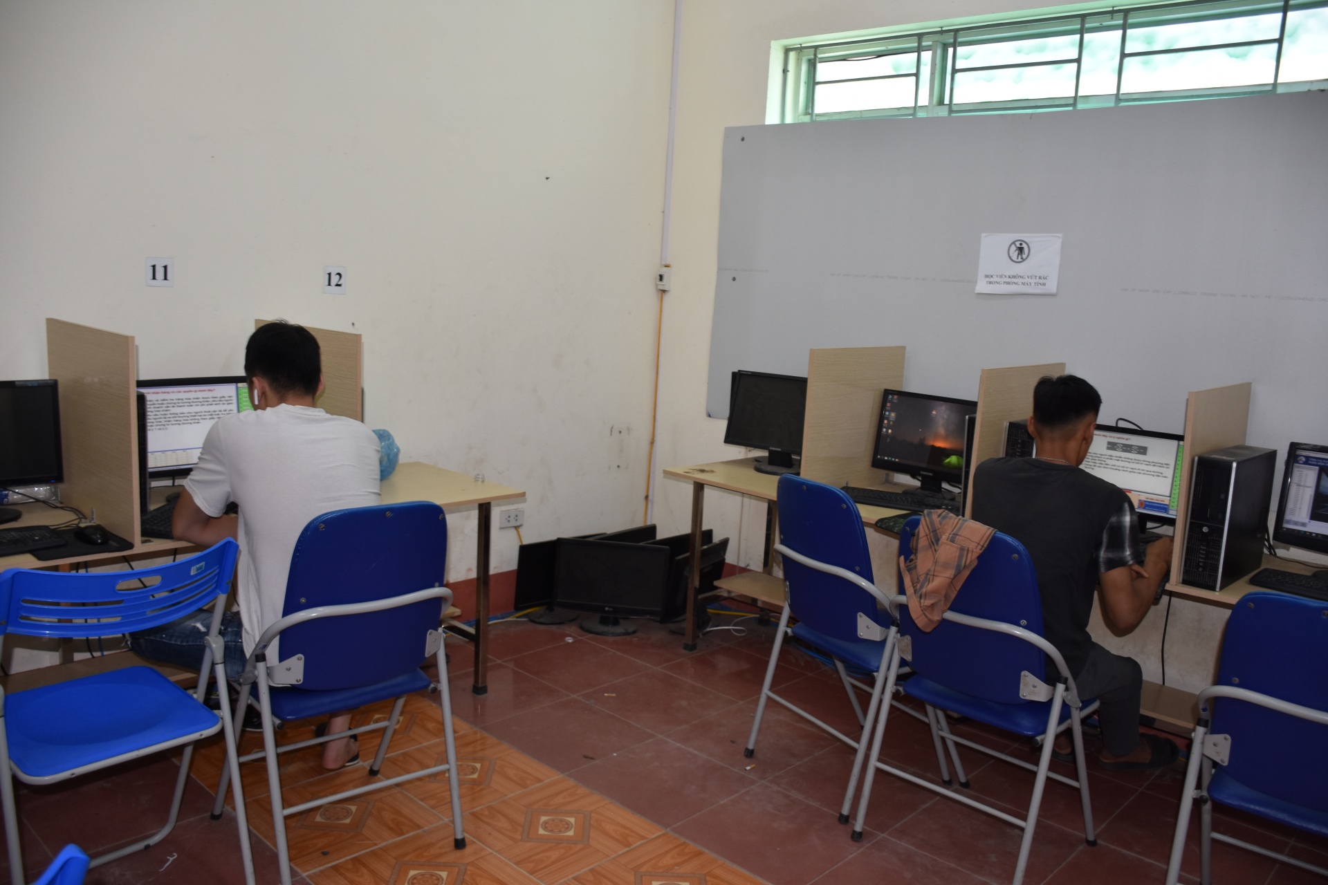 Trao tặng máy tính bảng cho Trường Trung cấp nghề Thái Nguyên